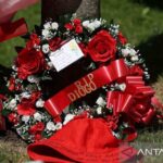 Karangan bunga dan penghormatan untuk Diogo Jota di Stadion Anfield Liverpool